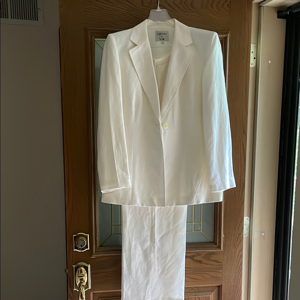 Women’s 
White Linen pants suite